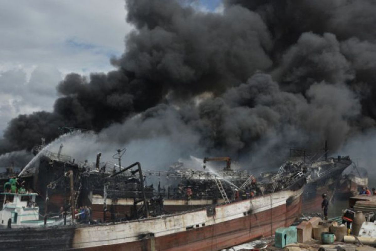 Polisi periksa 13 ABK terkait kebakaran kapal