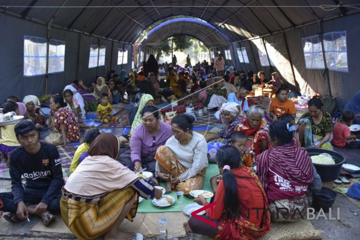 Lima perempuan berjuang melahirkan di tenda Gempa