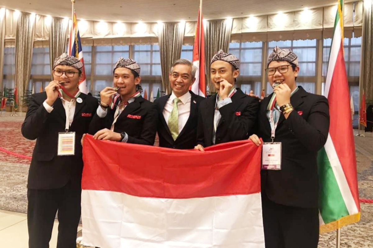 Siswa Indonesia raih 4 perak di Olimpiade Biologi Internasional