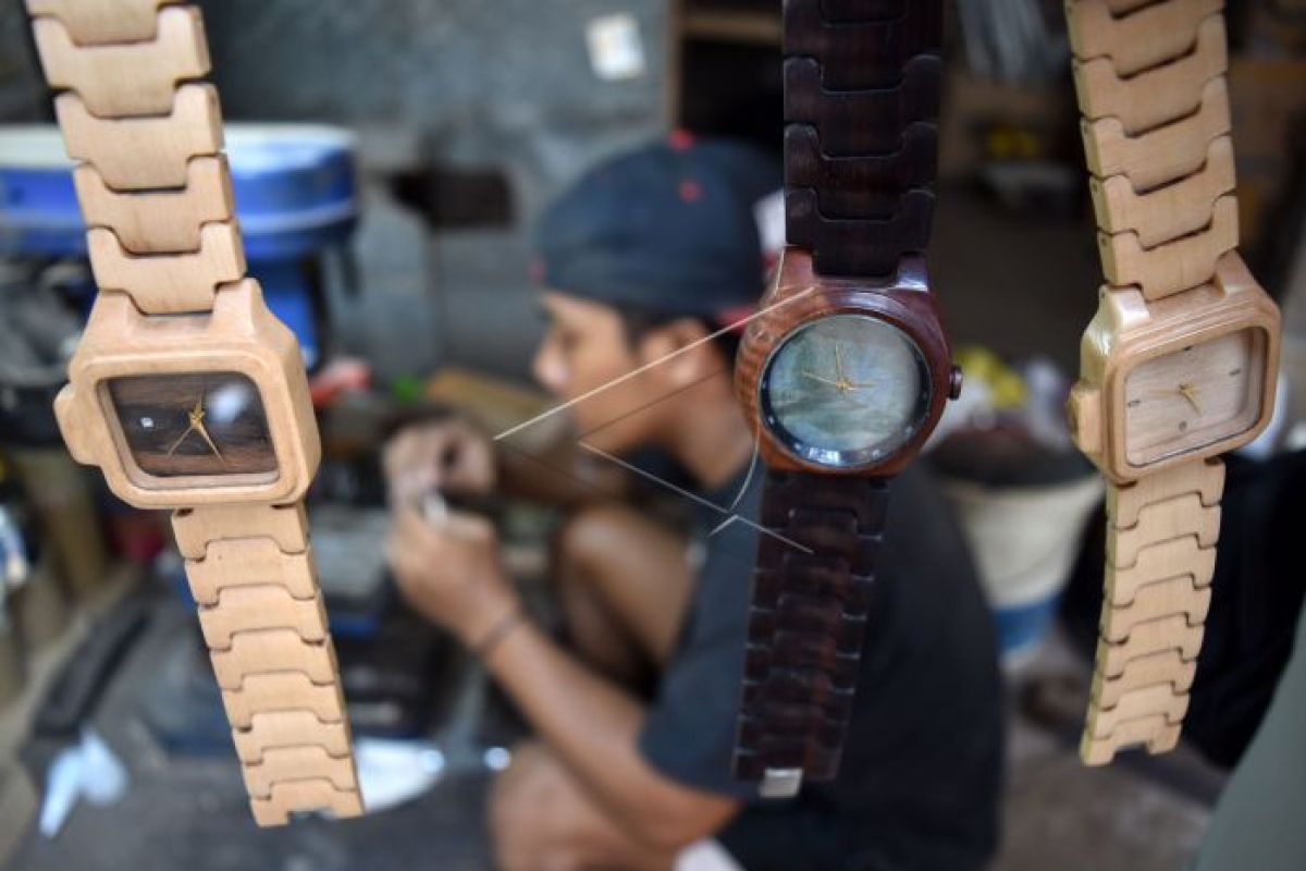 Jam tangan kayu produksi Afid raup omzet Rp150 juta per bulan