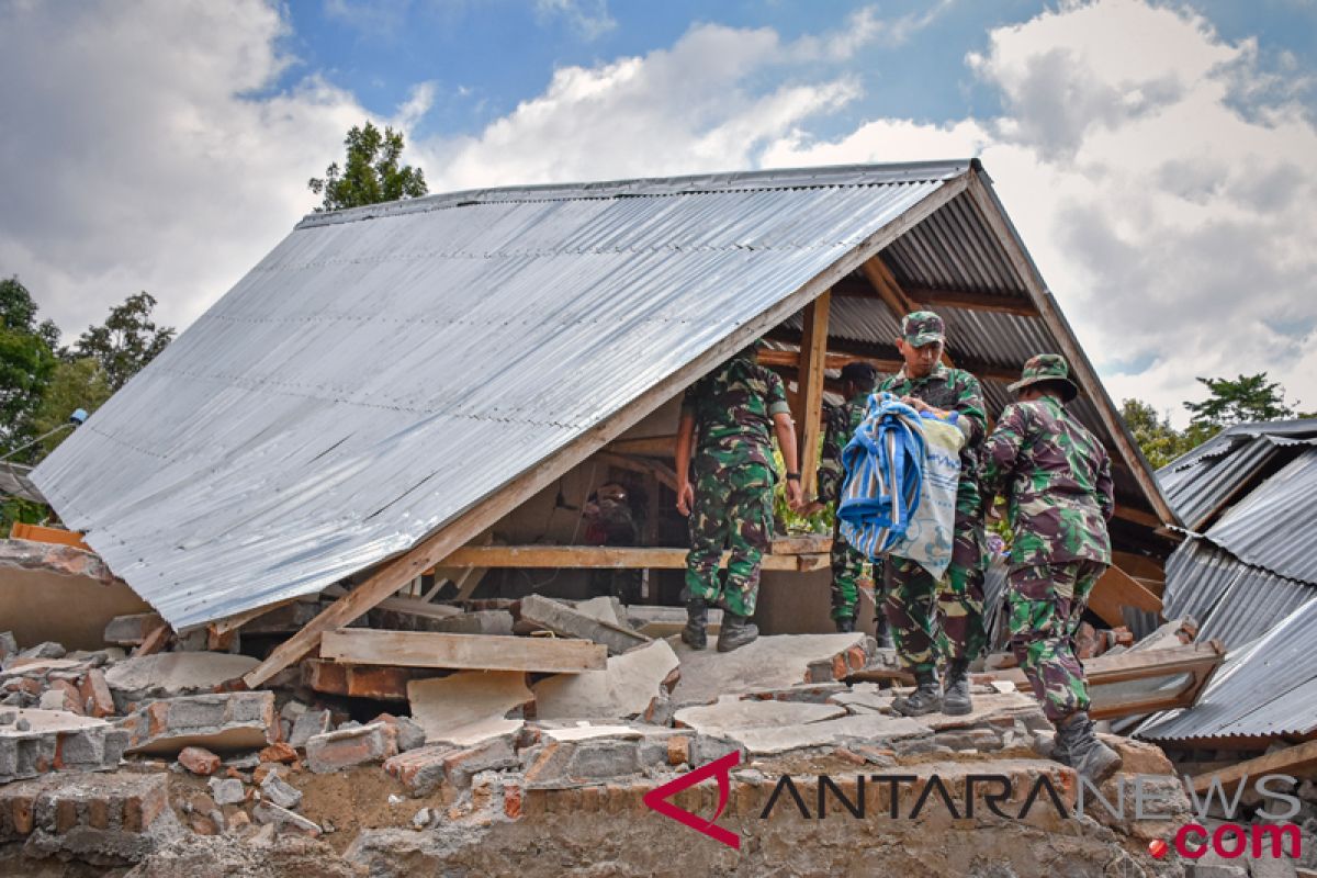 Warga Lombok bertahan di luar rumah