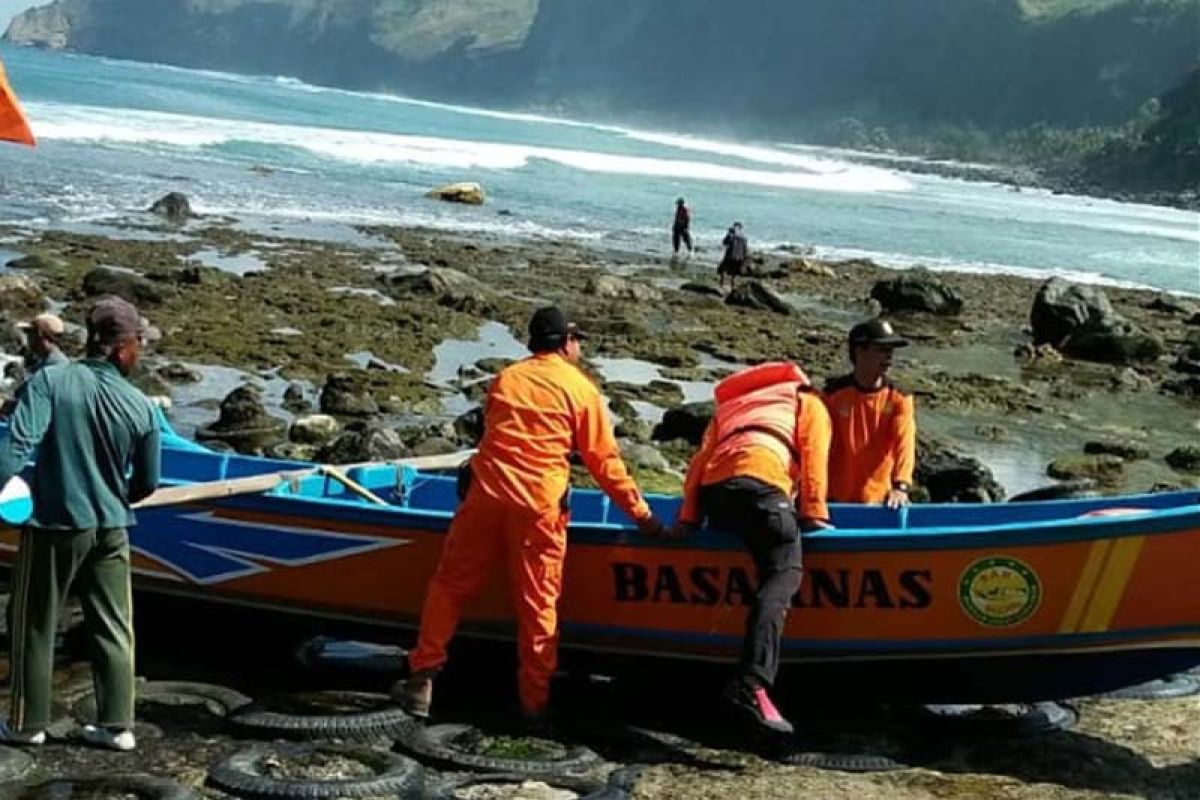 Basarnas cari nelayan hilang di Pantai Karangbolong