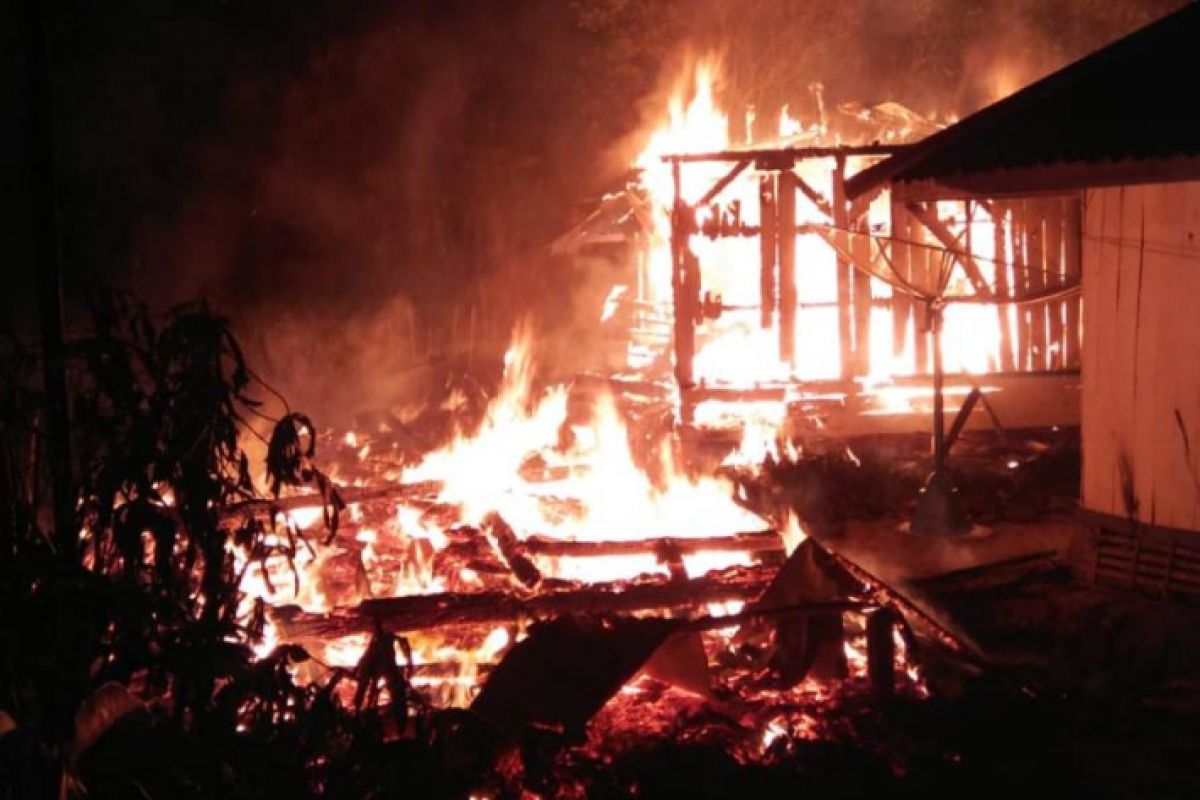 Kebakaran di Bekasi hanguskan enam rumah (Video)
