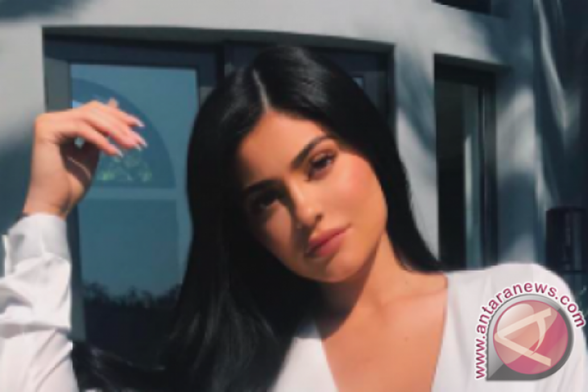 Sempat jadi bahan ledekan, Miliarder Kylie Jenner bikin jaket tudung
