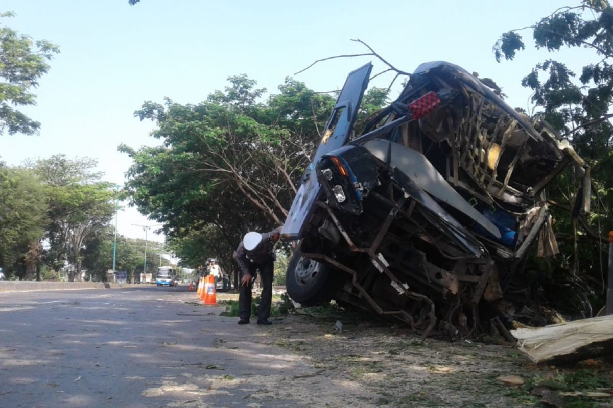 Bus tabrak pohon akibatkan satu korban meninggal