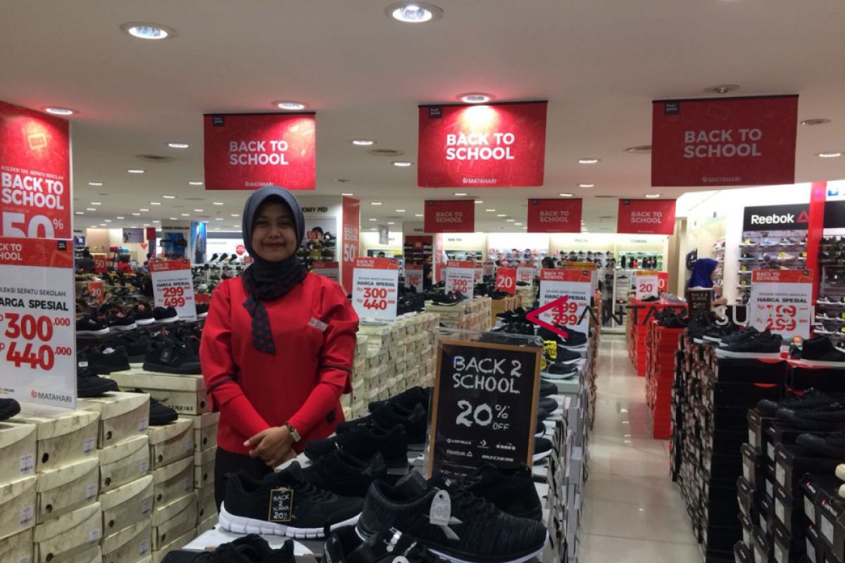 Diskon hingga 50 persen sepatu dan tas sekolah