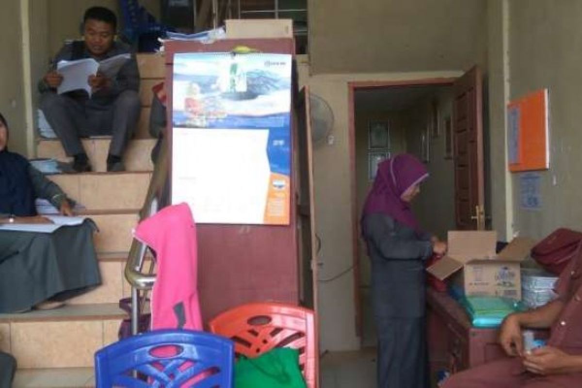 Memprihatikan, Ruang Guru SMK N 2 Tanah Putih Rohil Berada di Bawah Tangga