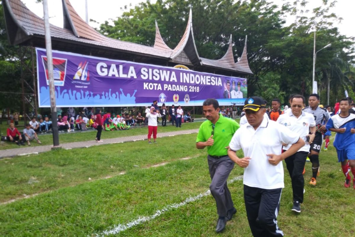 Mendikbud Muhadjir Effendy olahraga bersama pelajar di Padang