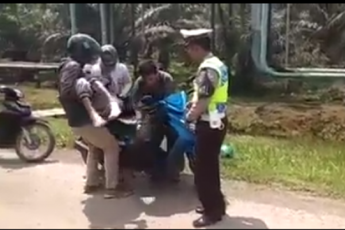 Polisi Tanjabtim tolong warga yang membawa jenazah pakai motor