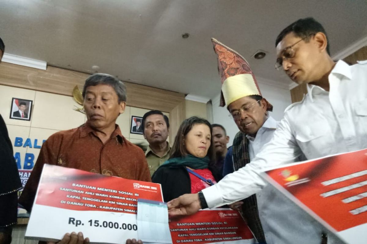 Minister hands over aid to families of MV Sinar Bangun victims