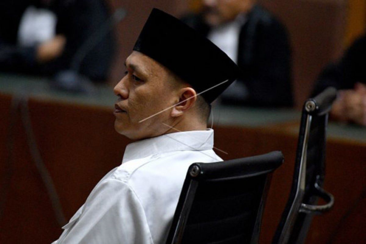 Jaksa tuntut Bupati Mustafa 4 tahun enam bulan penjara