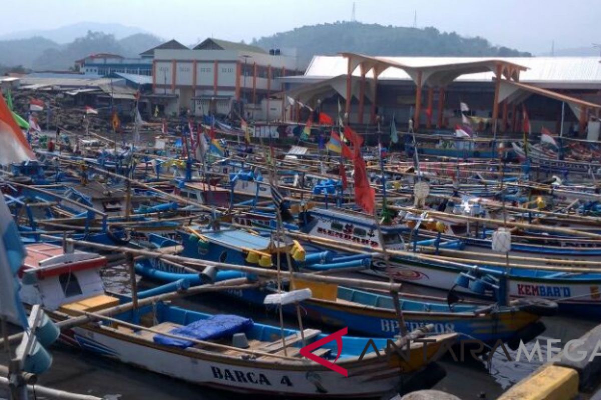 Ratusan nelayan Sukabumi memilih tidak melaut