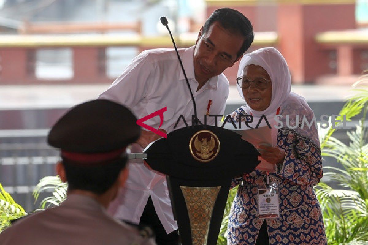 Nek Ida berbisik ke Jokowi mau berangkat haji