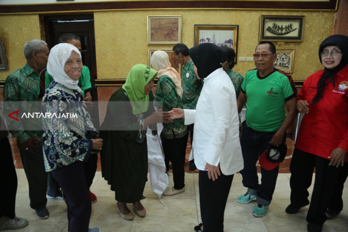 Risma Tanggung Biaya Atlet Surabaya Ikuti Kejuaraan Atletik Master Solo Open