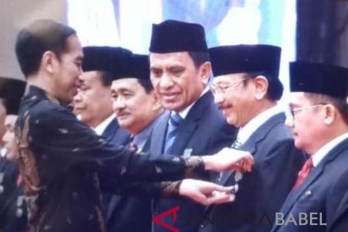 Bupati Bangka Barat terima Satyalancana Pembangunan