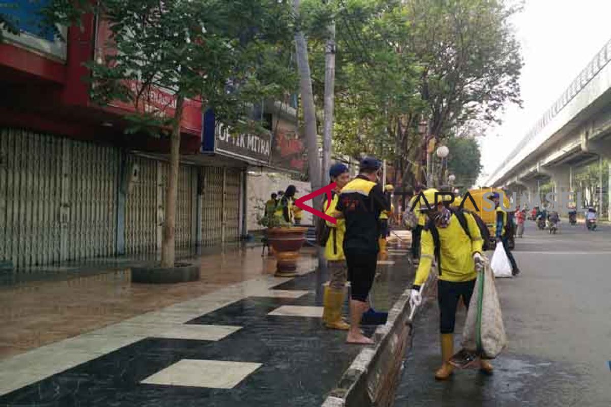 Pedestrian Sudirmanwalk dibersihkan sambut kedatangan Jokowi