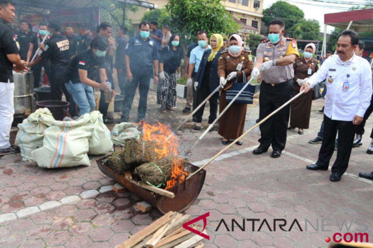 BNN Papua musnahkan ganja dan sabu milik enam tersangka