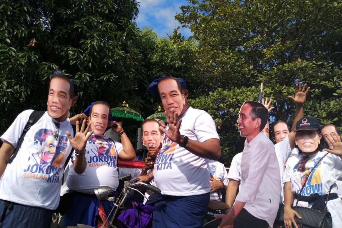 Pakai topeng Jokowi, caleg Nasdem daftar ke KPU Bali (video)