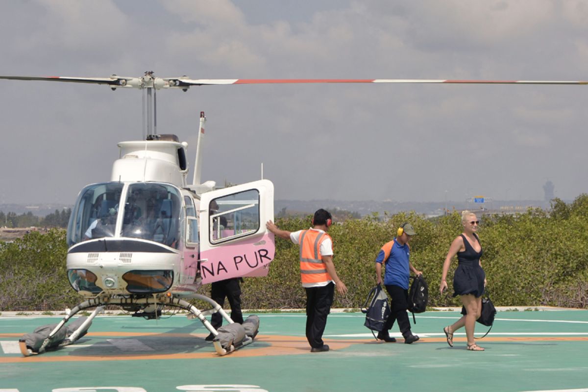 Wisatawan naik helikopter akibat gelombang tinggi