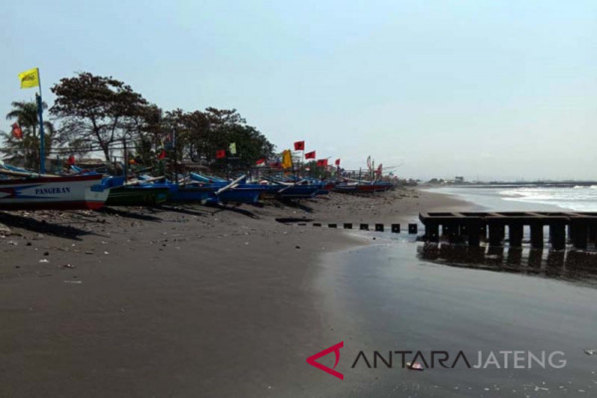 Gelombang tinggi, nelayan Cilacap tidak melaut