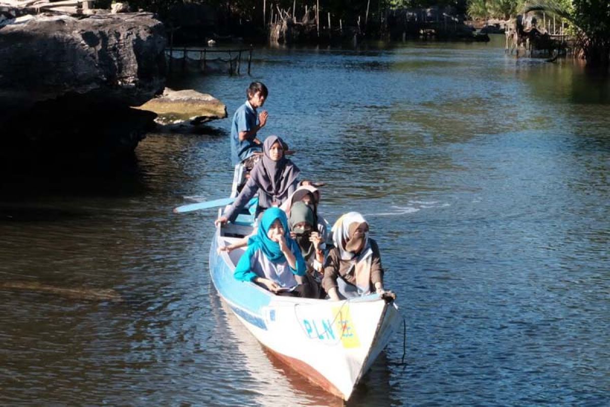 PLN  hadirkan perahu listrik wisata Rammang-rammang