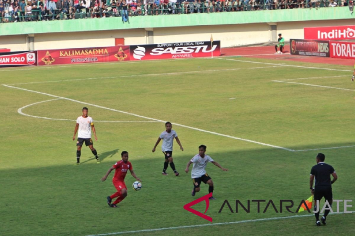 Persis tundukkan Persibat 2-1