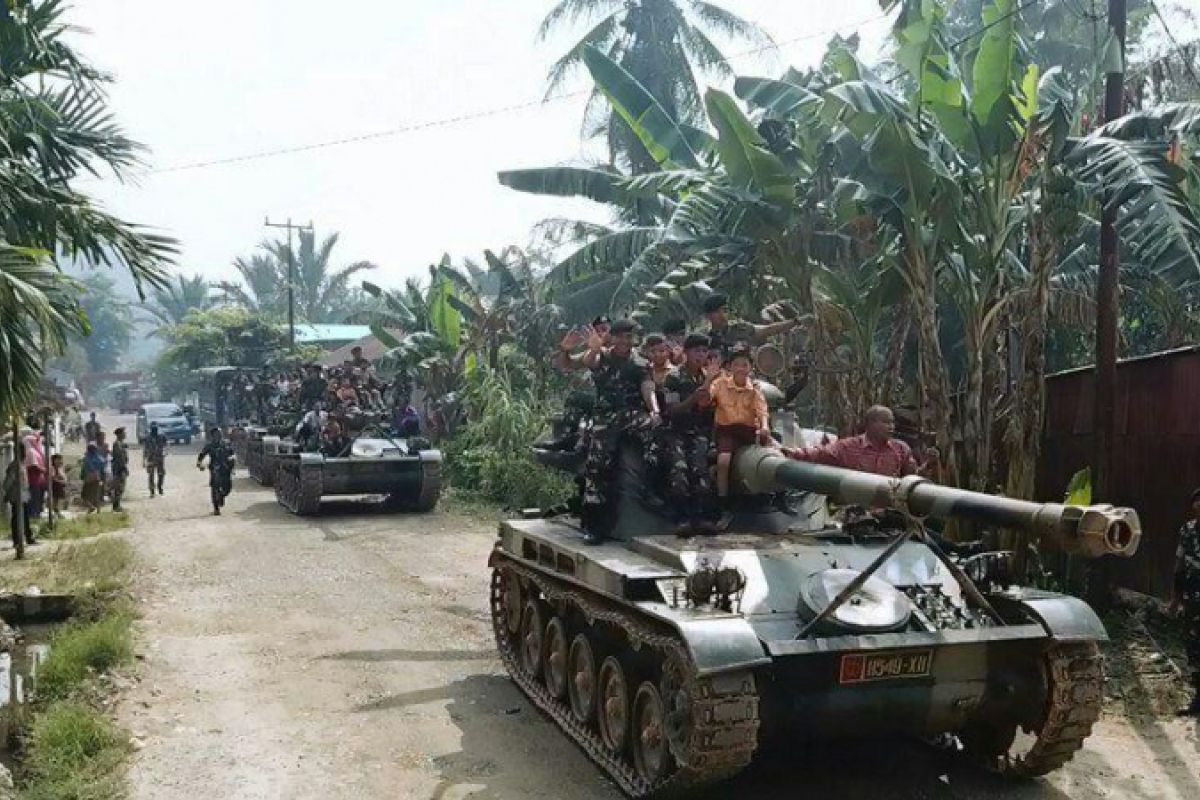 Murid SD gembira naik kendaraan tempur tank