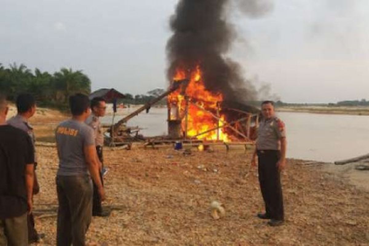 Polres Kuansing Bakar 9 Rakit PETI di Tepian Sungai Kuantan