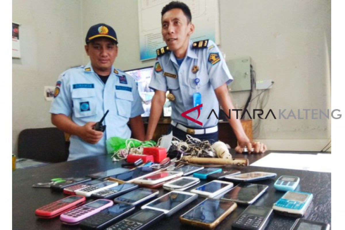 Petugas temukan 23 ponsel di dalam Rutan Palangka Raya