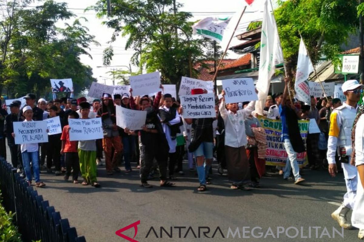 Massa desak Panwaslu usut dugaan pelanggaran Pilkada