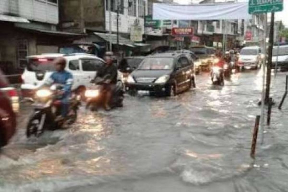 Ratusan Kios Dagang Pasar Bawah Pekanbaru Banjir, Damkar Sedot Airnya