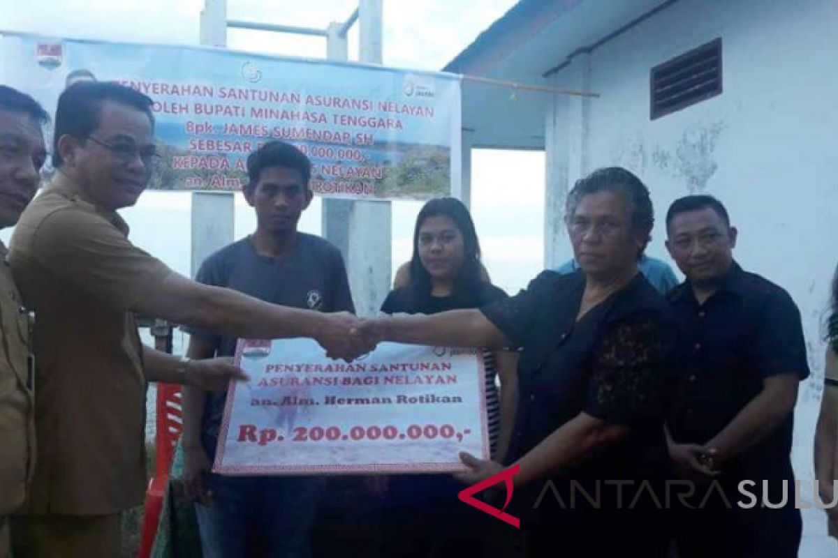 Pemkab Mitra serahkan santunan asuransi nelayan Rp 200 Juta
