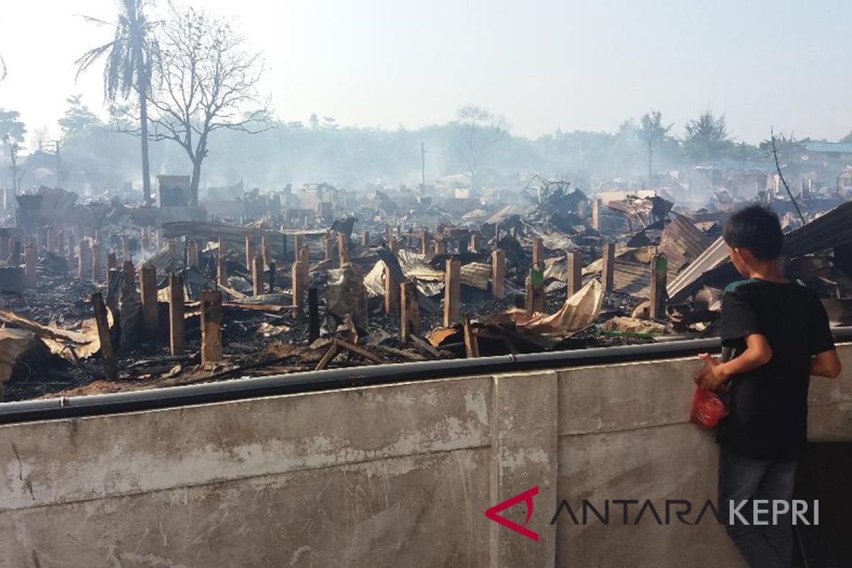 Ratusan rumah liar di Batam terbakar