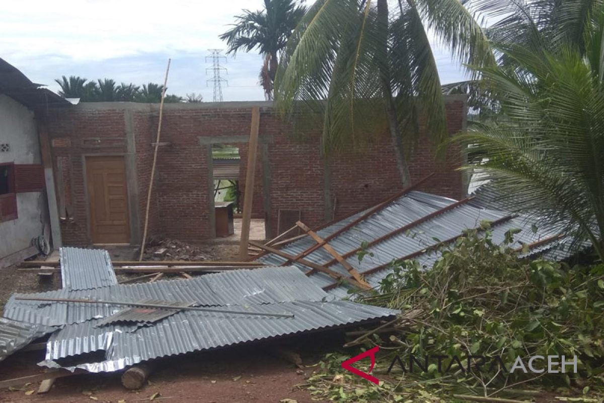 Belasan rumah diterpa badai di Aceh Besar