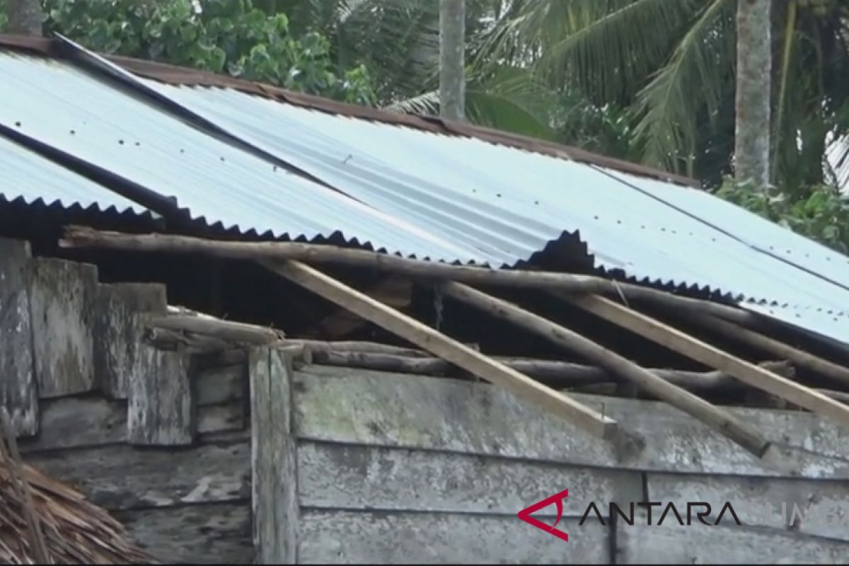 Satu rumah di Pasaman Barat rusak diterjang angin kencang