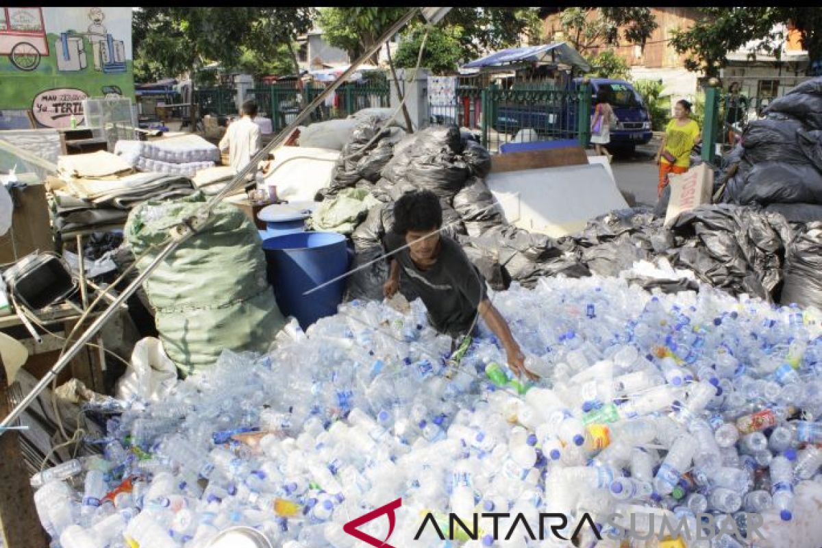 Masyarakat Tanah Datar diajak gunakan wadah minuman sendiri