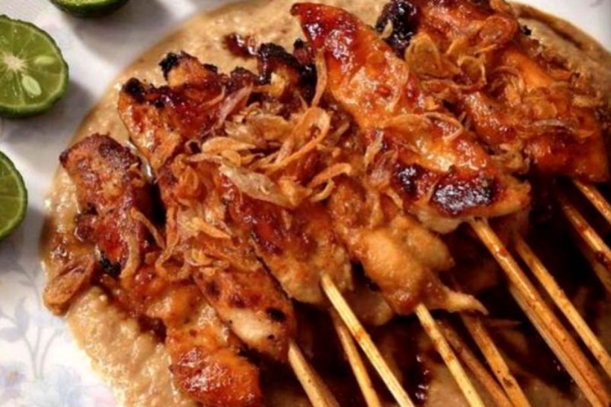 Sate dan rendang serta tari Bali  di pesta rakyat Portugis