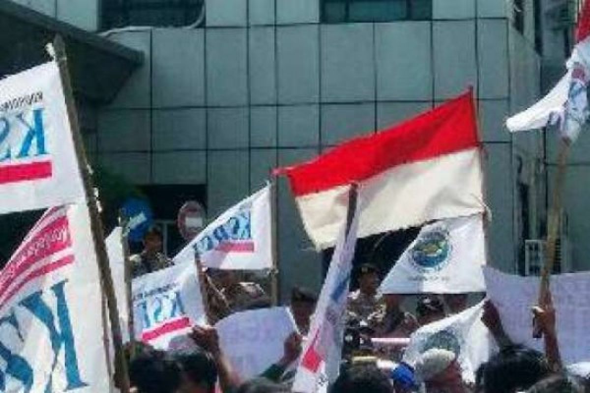 Seribuan Buruh Riau Tuntut Kenaikan Upah 16 Persen 