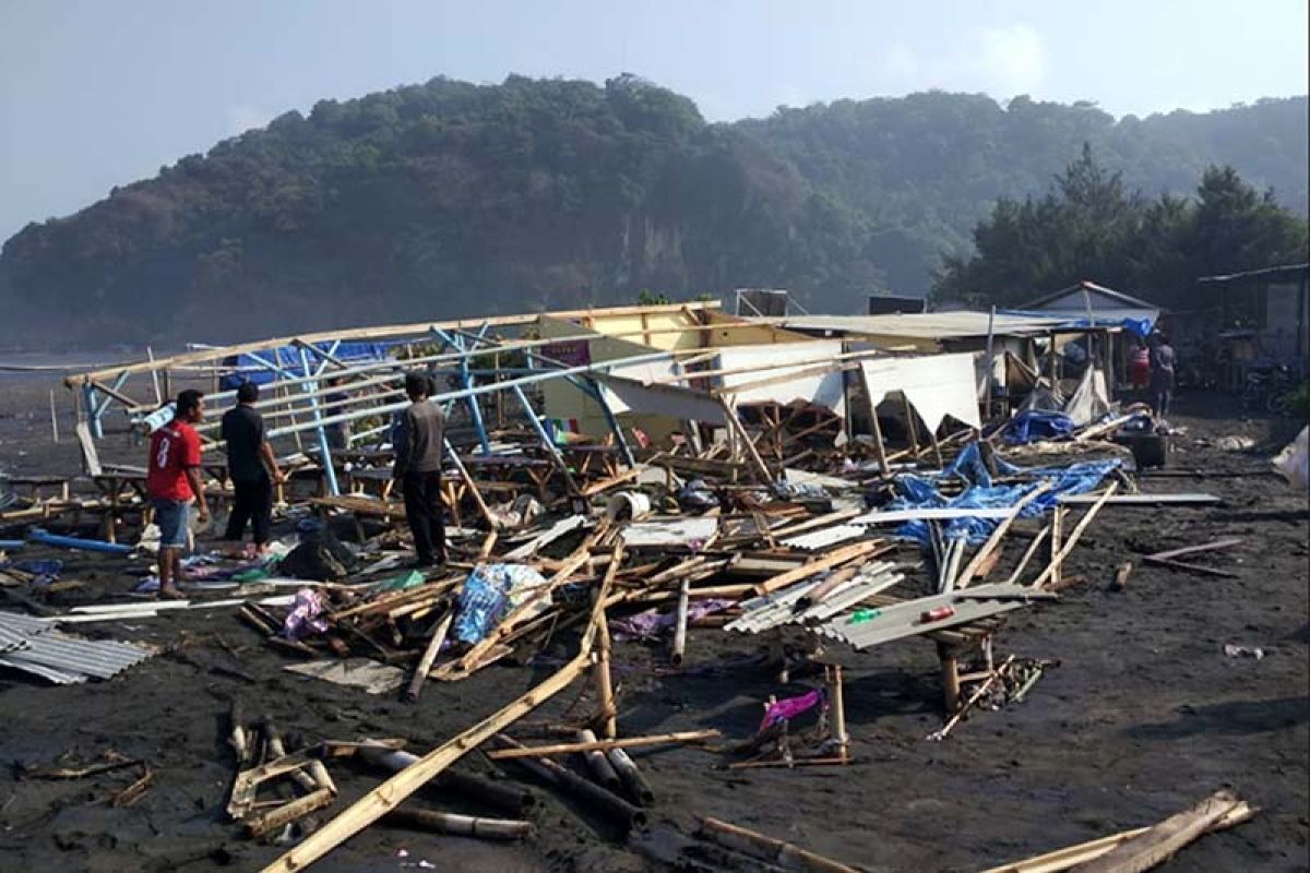 Gelombang tinggi rusak 48 warung di pantai Sodong Cilacap