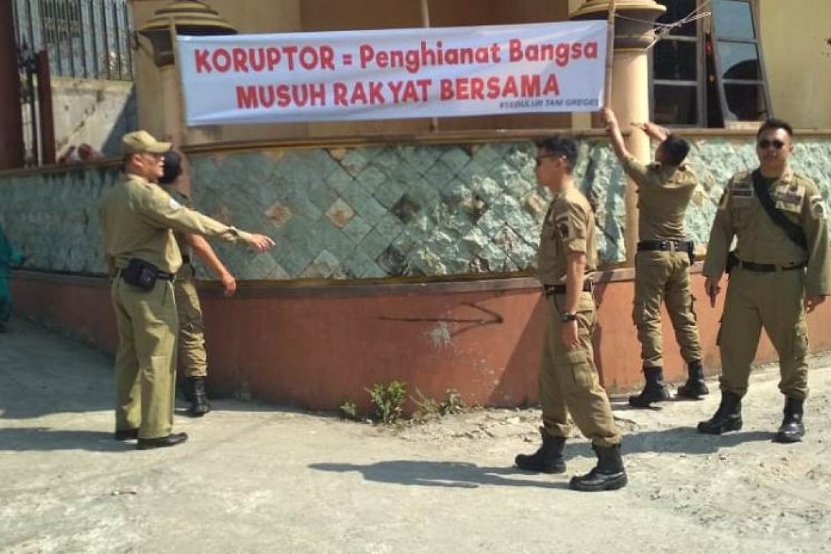 Lima spanduk provokatif di Greges Temanggung dicopot petugas