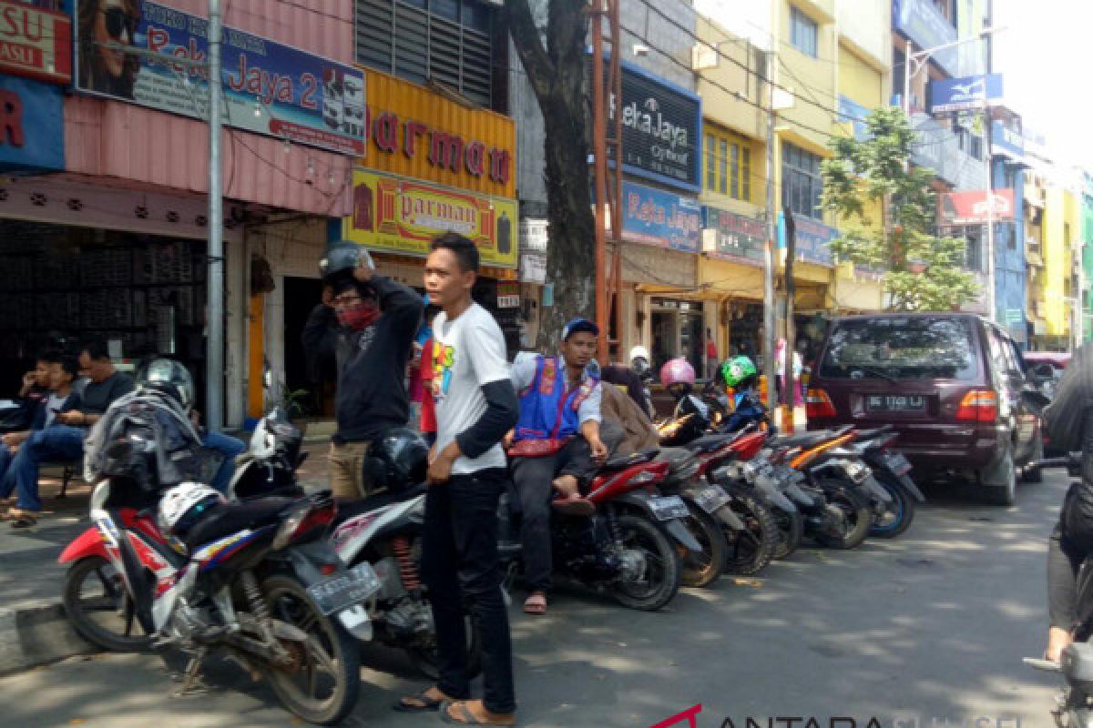Ratusan kendaraan parkir lagi di Jalan Sudirman