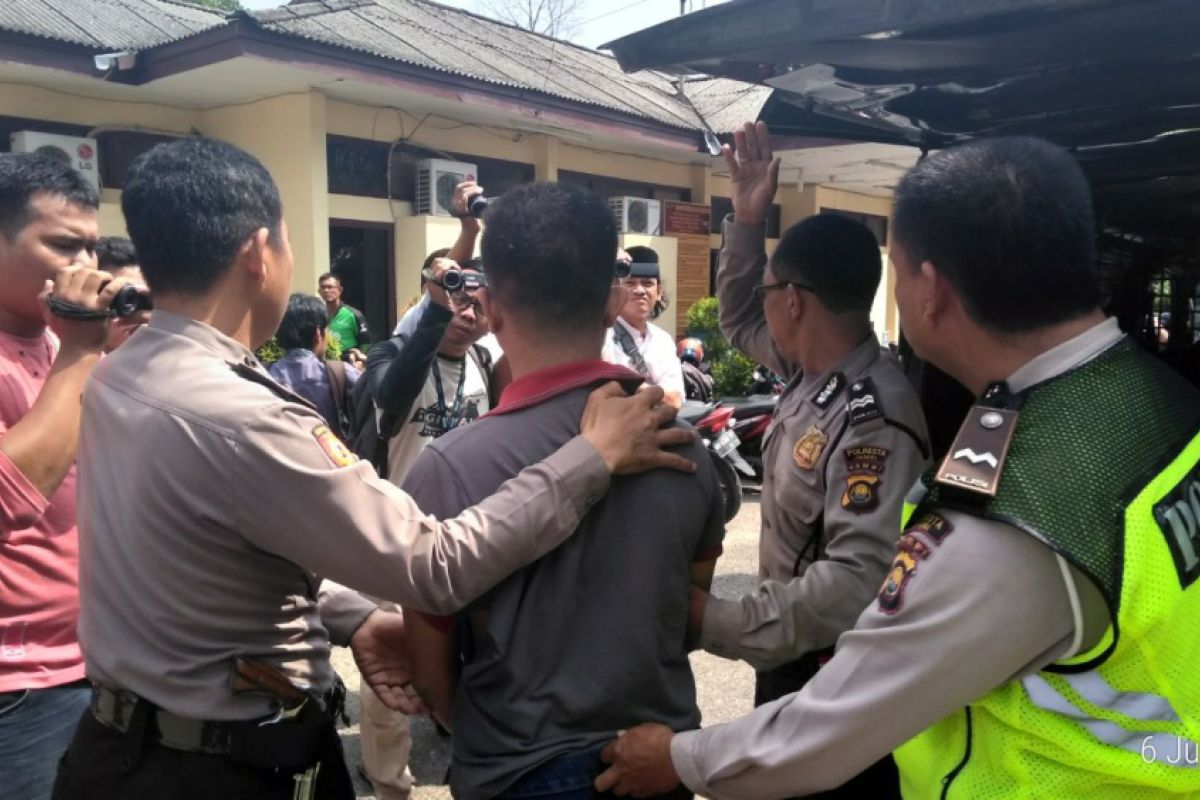 Seorang pemuda bunuh teman sendiri