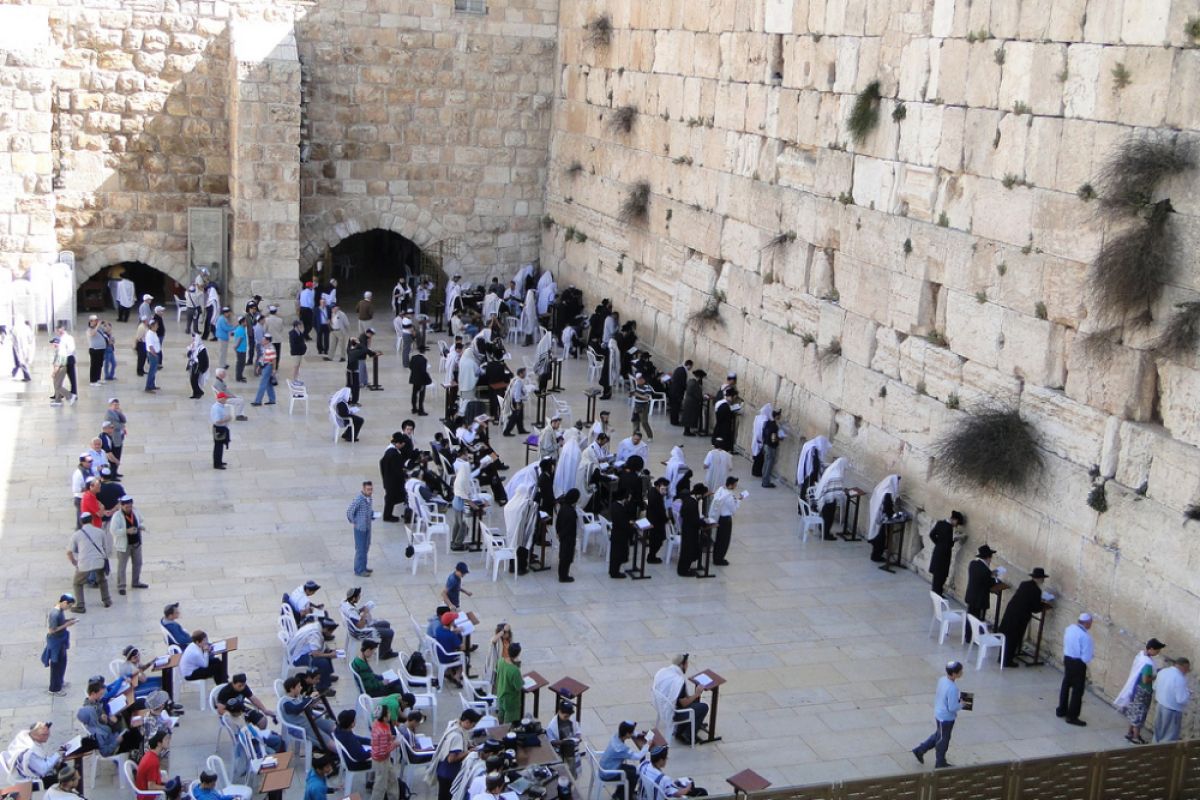 Gunakan masker, umat Yahudi kembali berziarah di Tembok Ratapan