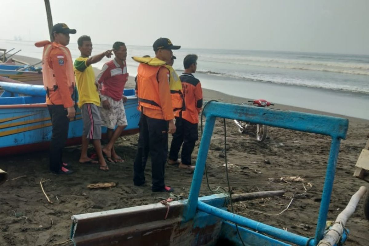 Terhempas gelompang, seorang nelayan di Pantai Kemiren Cilacap hilang