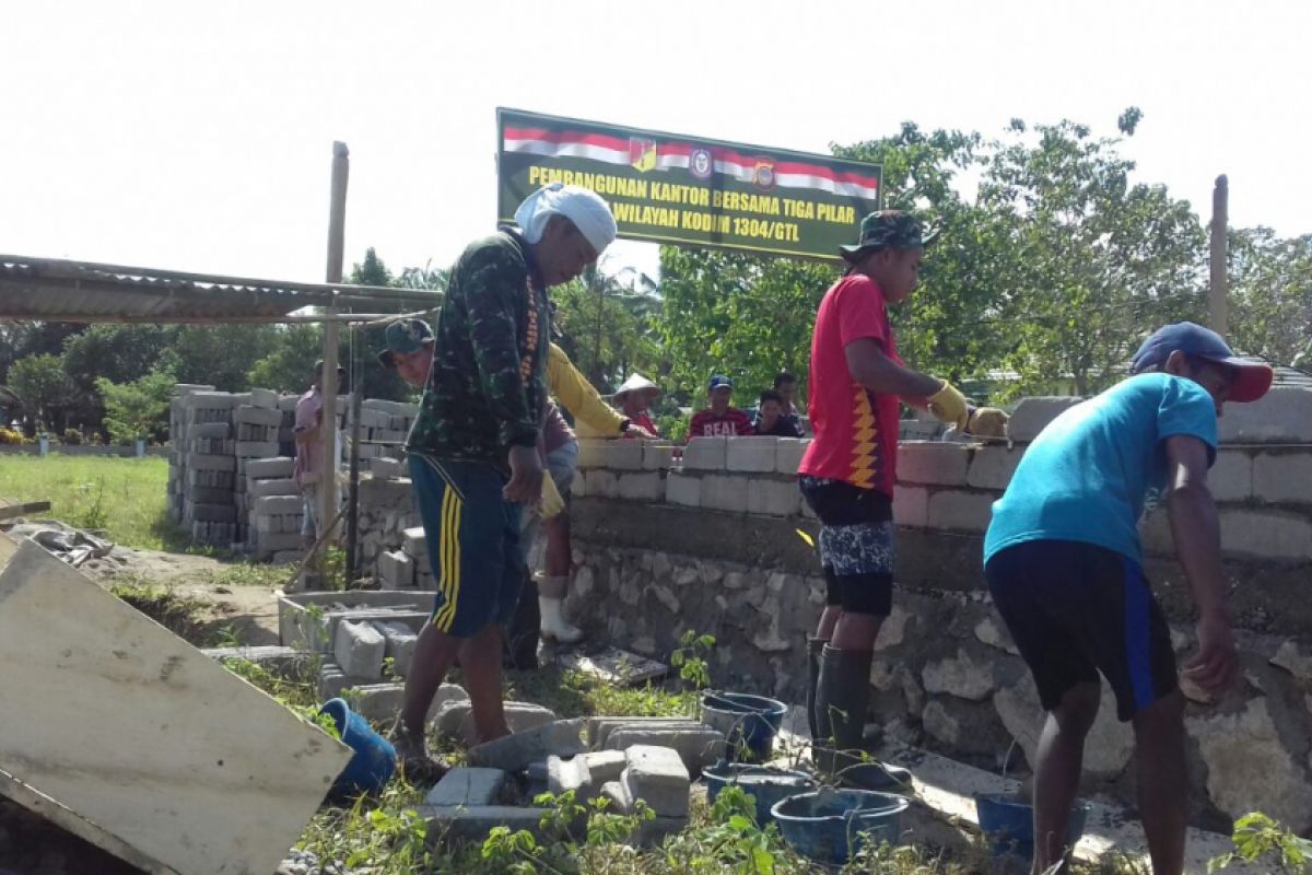 Satgas TMMD Bangun Kantor Tiga Pilar