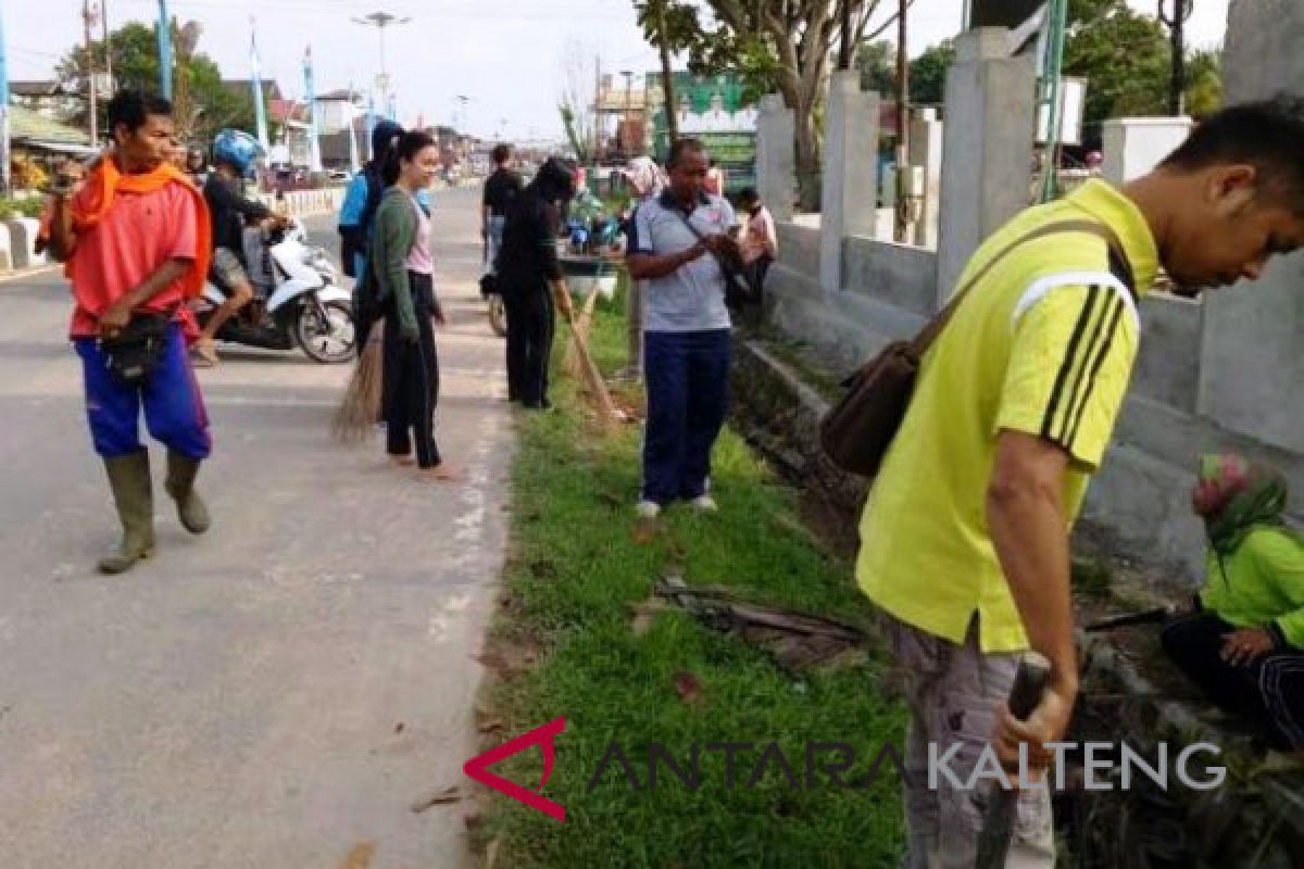 Cegah DBD, pegawai Kecamatan Bulik bersih-bersih