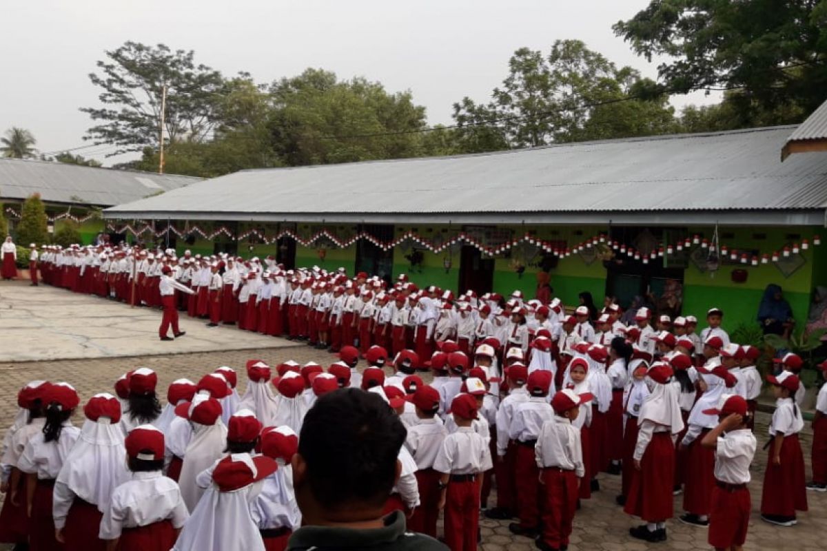 Orang tua siswa sibuk di hari pertama sekolah