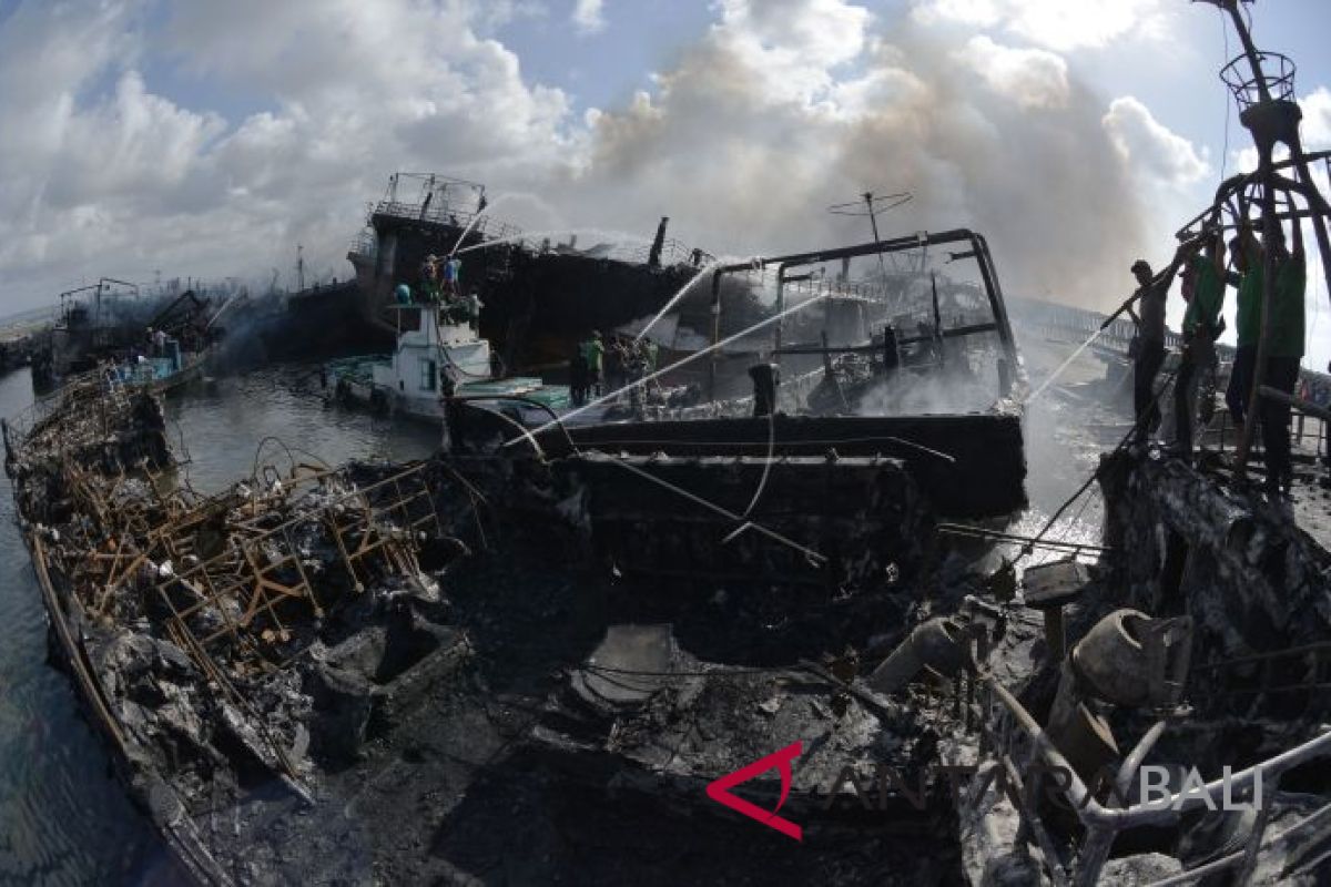 Polresta-Labfor Denpasar olah TKP kebakaran kapal Benoa