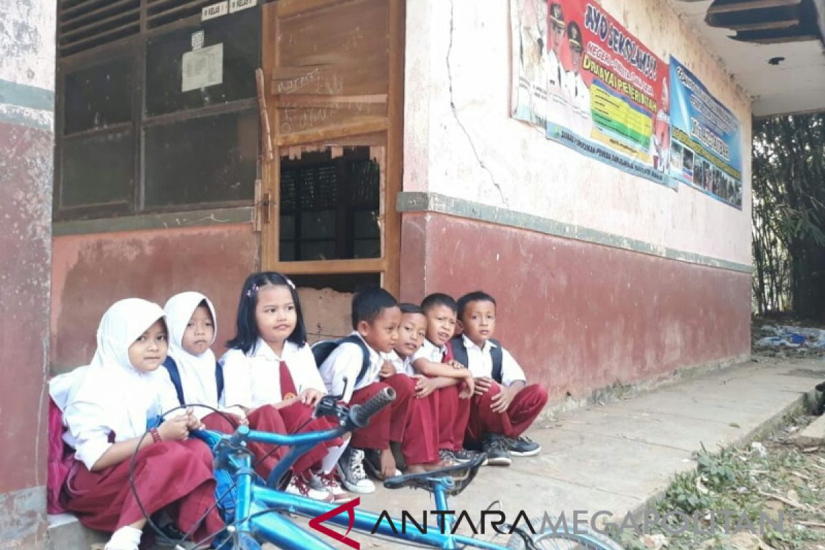 Ruang kelas rusak, pelajar Karawang belajar di koridor kelas