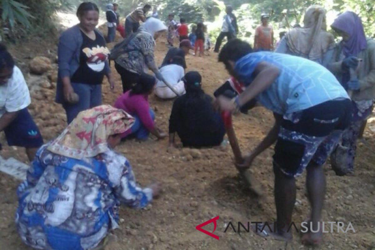 Kolaka Timur bangun jalan dengan memotong gunung